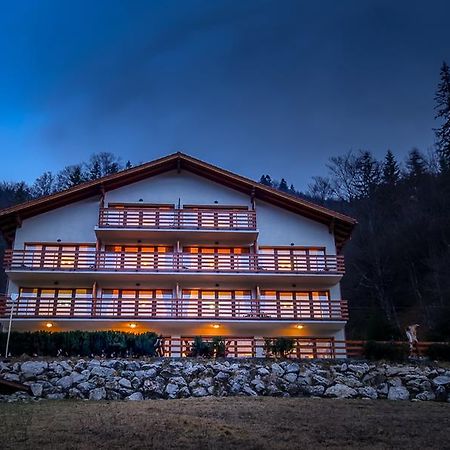Panorama Pietrei Craiului Hotel Zarnesti Luaran gambar
