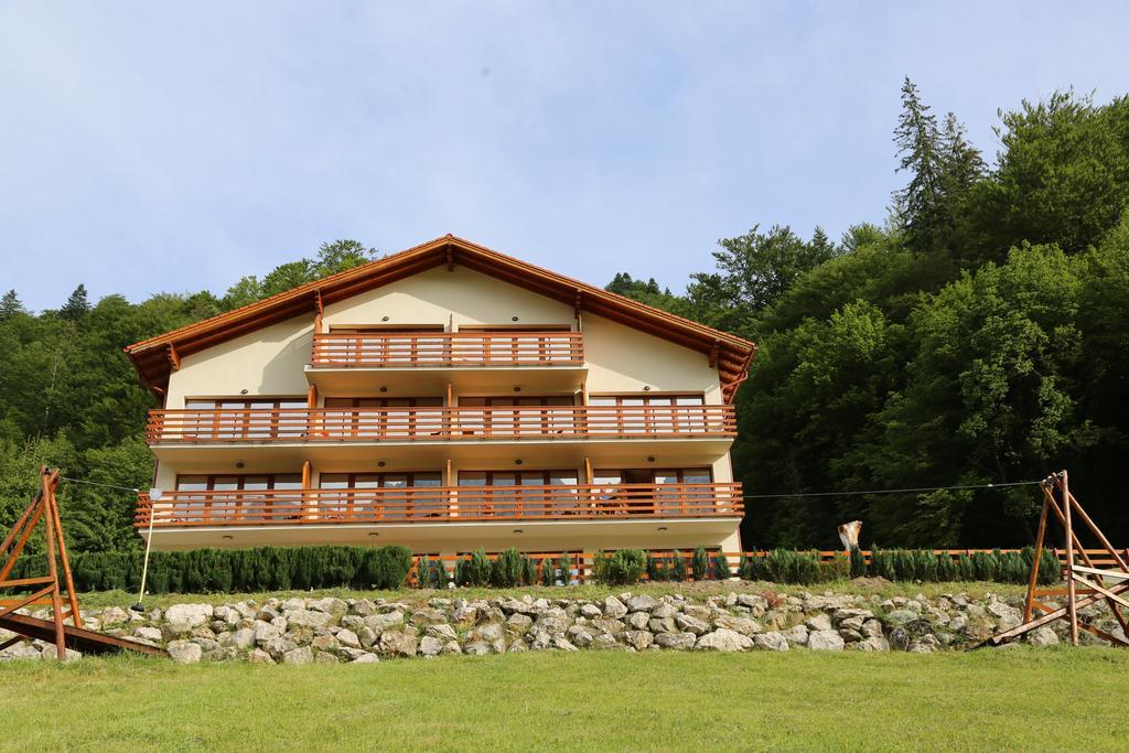 Panorama Pietrei Craiului Hotel Zarnesti Luaran gambar