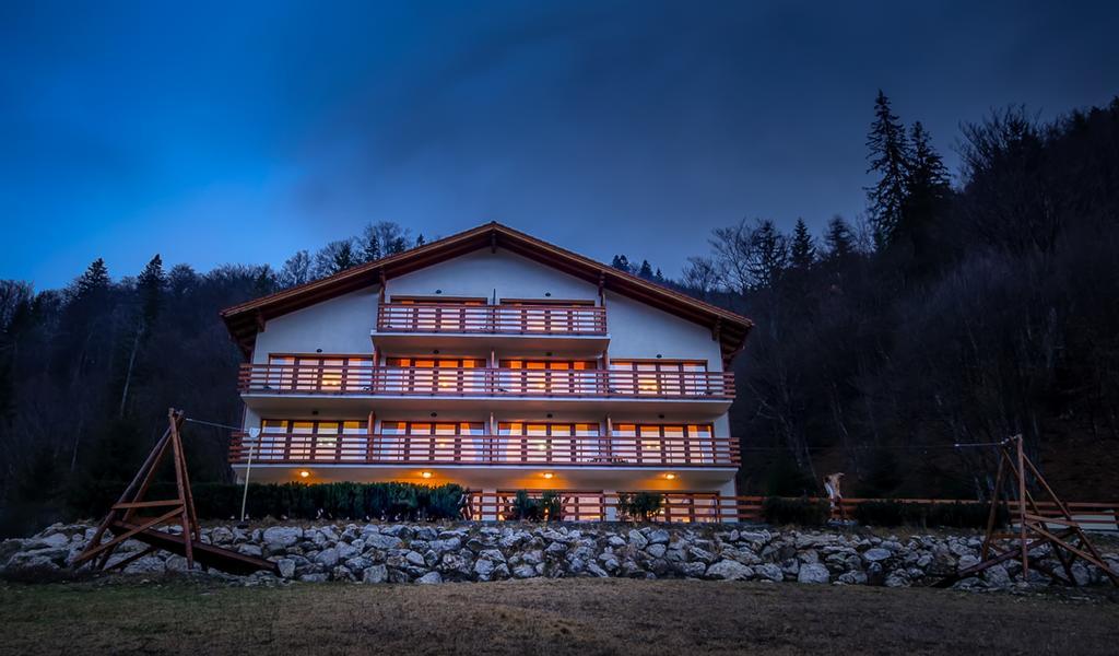 Panorama Pietrei Craiului Hotel Zarnesti Luaran gambar