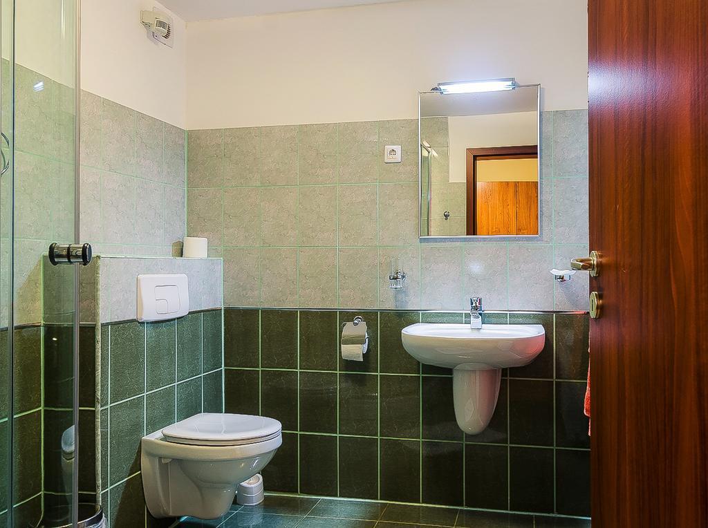 Panorama Pietrei Craiului Hotel Zarnesti Luaran gambar